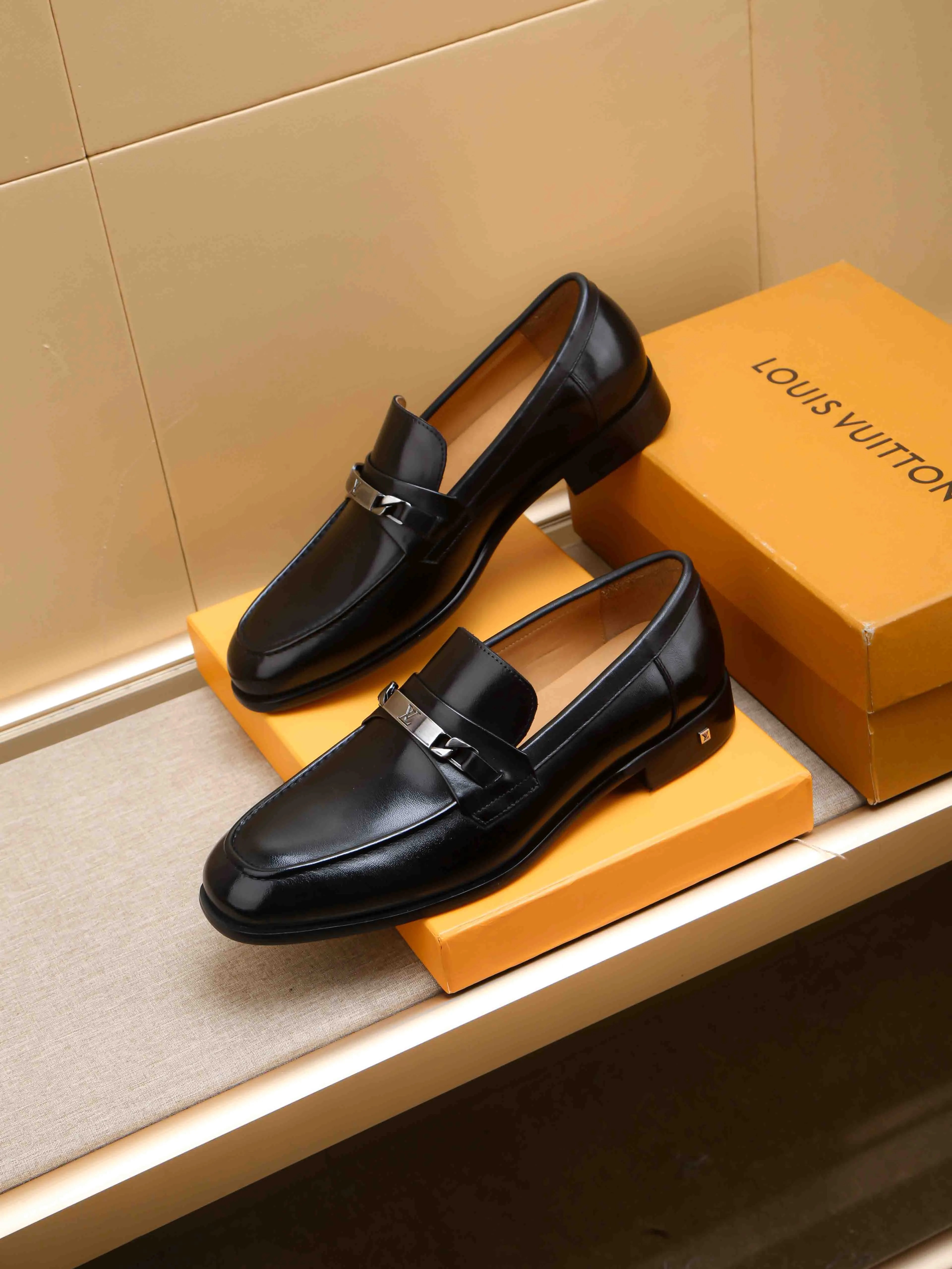 Men's shoes 💰 460 💰 Louis Vuitton LV ® 🆕 model 🔛Full shoe counter, first layer cowhide, 🐂leather lined casual shoes for men, super soft outsole, essential for driving. Counter synchronization, original first layer cowhide, completely 1:1 mold customization🌹top version, color optional! Number: 39-44 (customized at 38.45)